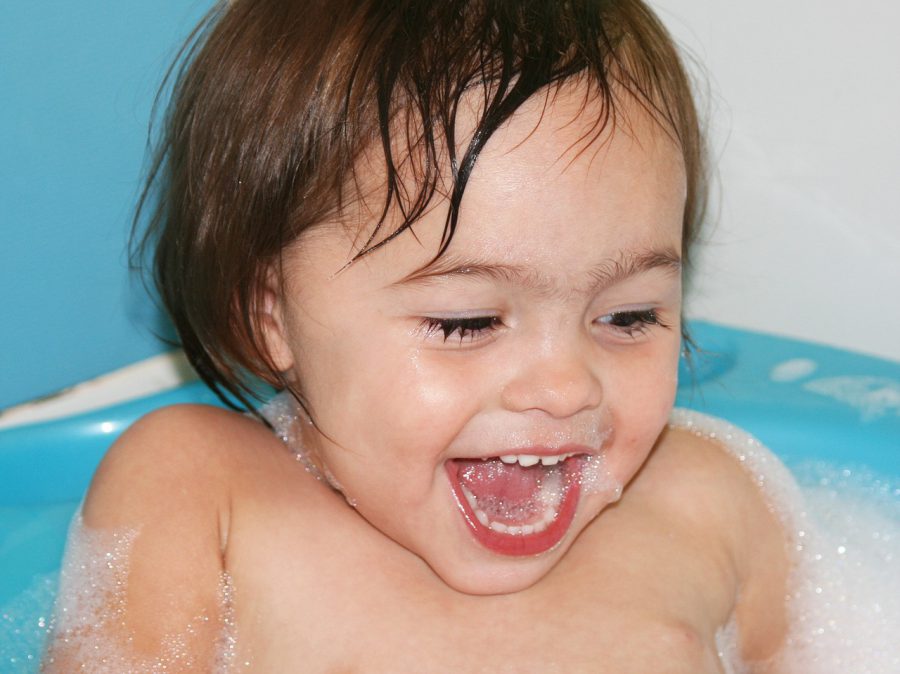 Gdy Twój maluszek nie przepada za kąpielą, z pomocą przychodzą gadżety, dzięki którym kąpiel będzie dużo przyjemniejsza.